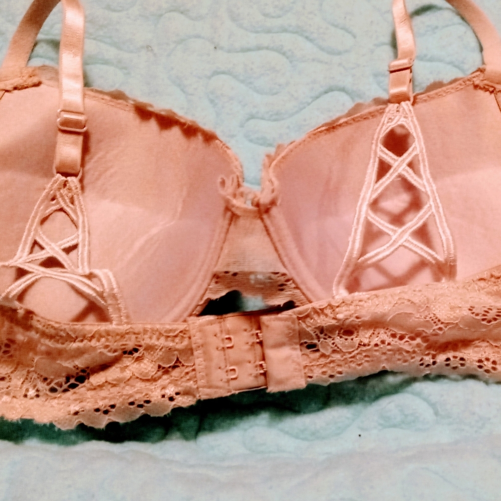 2 Bras - Picture 3 of 11